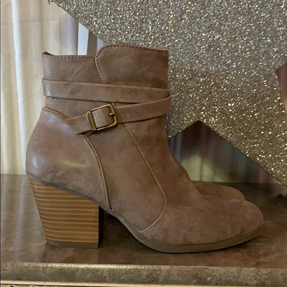 A2 by aerosols Tan boots